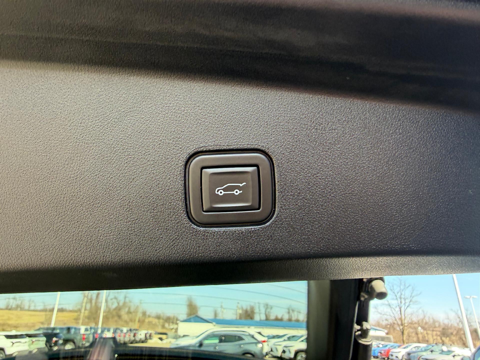 2024 Cadillac LYRIQ Luxury 2