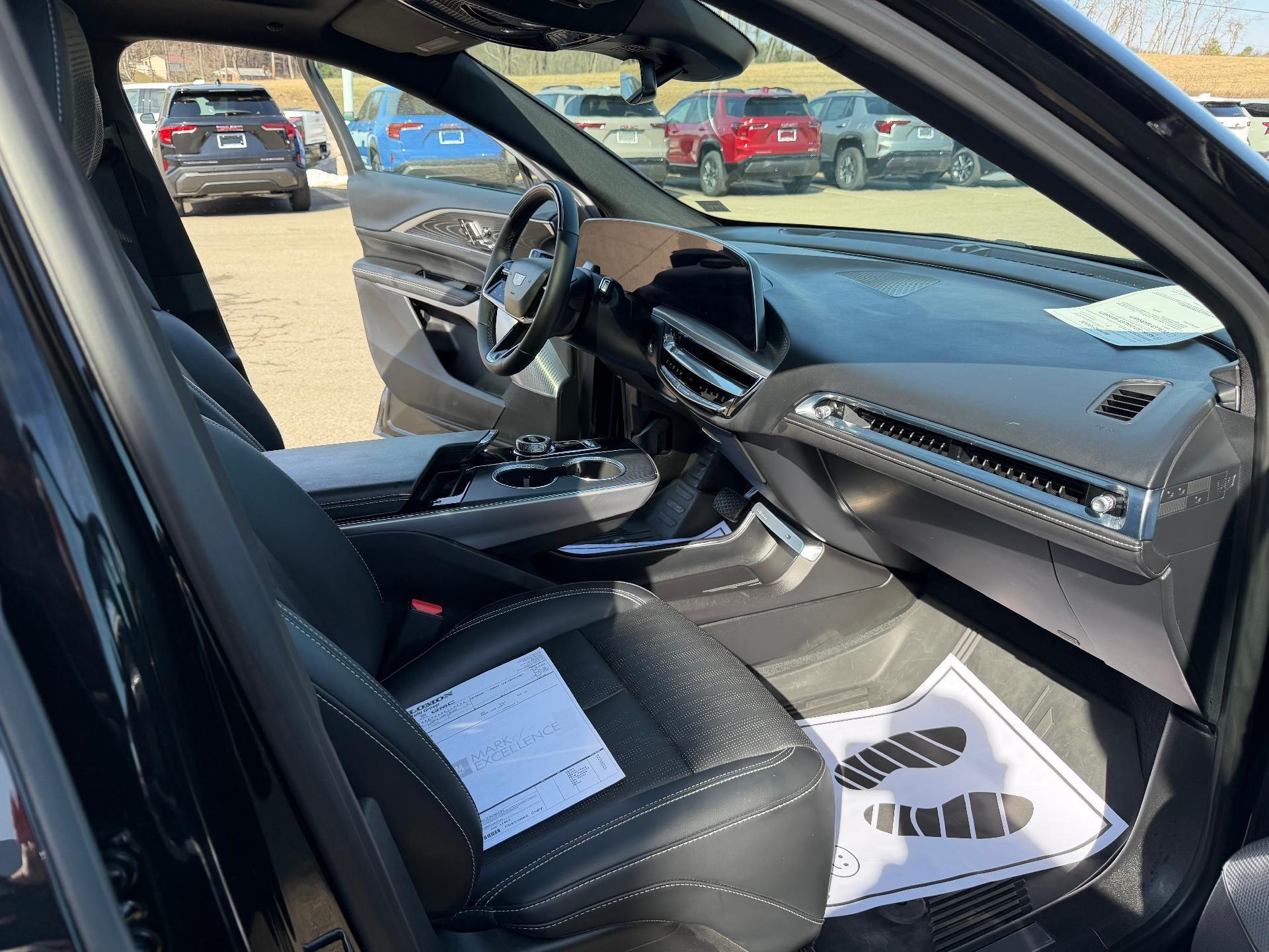 2024 Cadillac LYRIQ Luxury 2