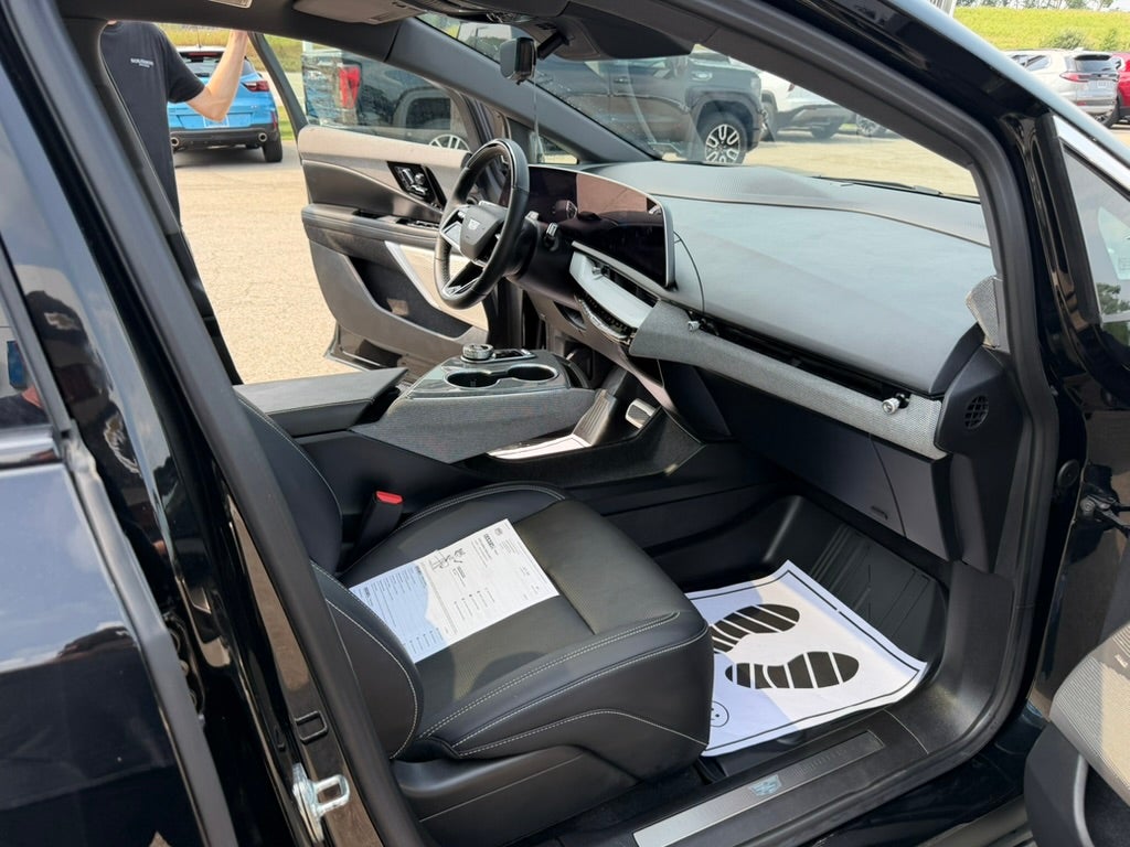2025 Cadillac OPTIQ Luxury 2