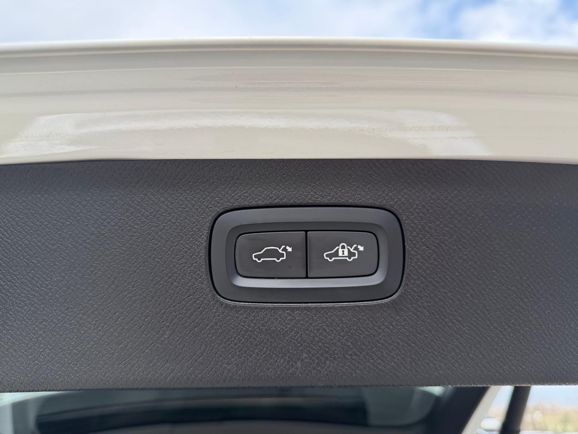 2023 Volvo XC90 Recharge Plug-In Hybrid T8 Ultimate Bright Theme 7-Seater