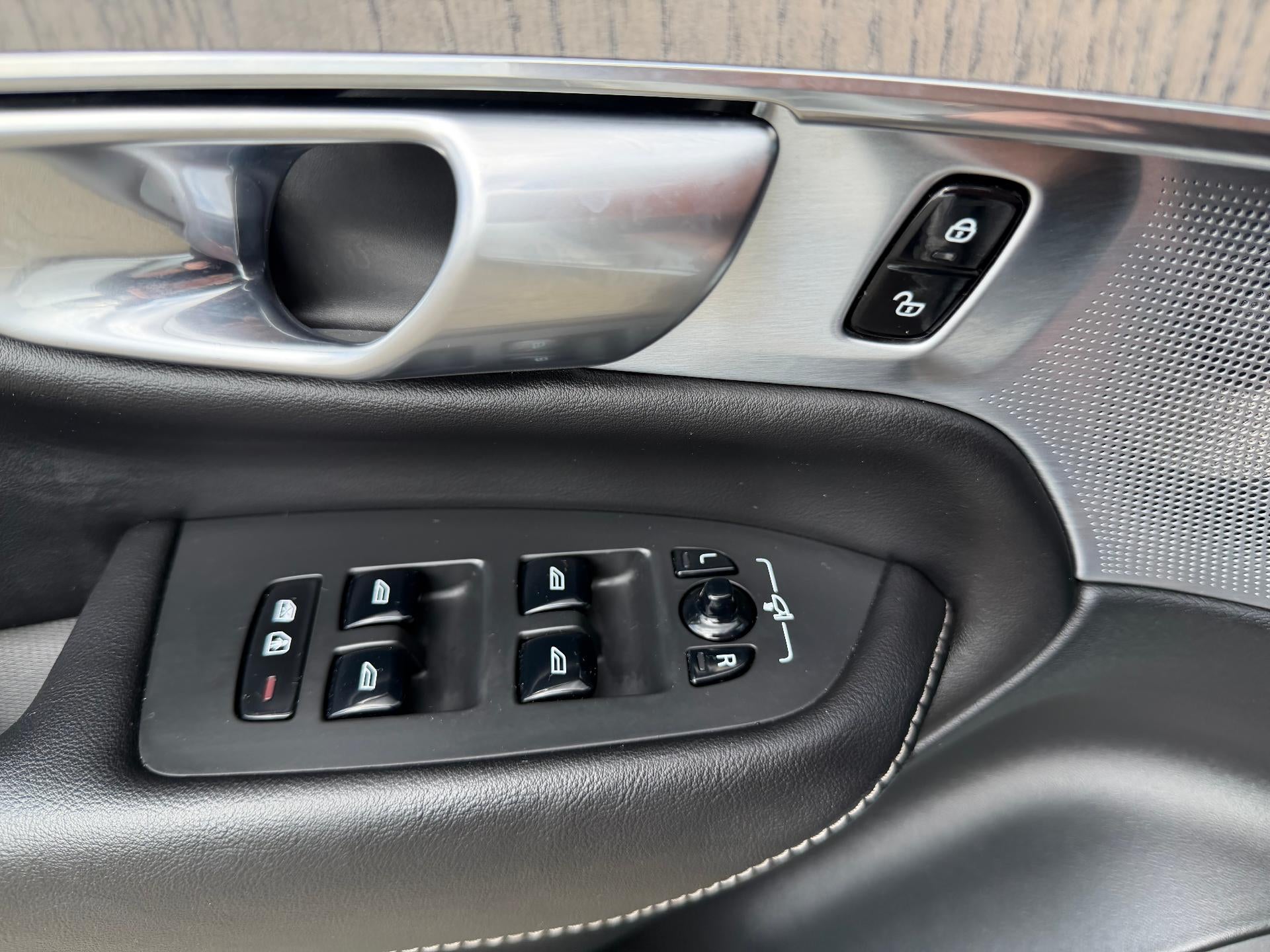 2023 Volvo XC90 Recharge Plug-In Hybrid T8 Ultimate Bright Theme 7-Seater